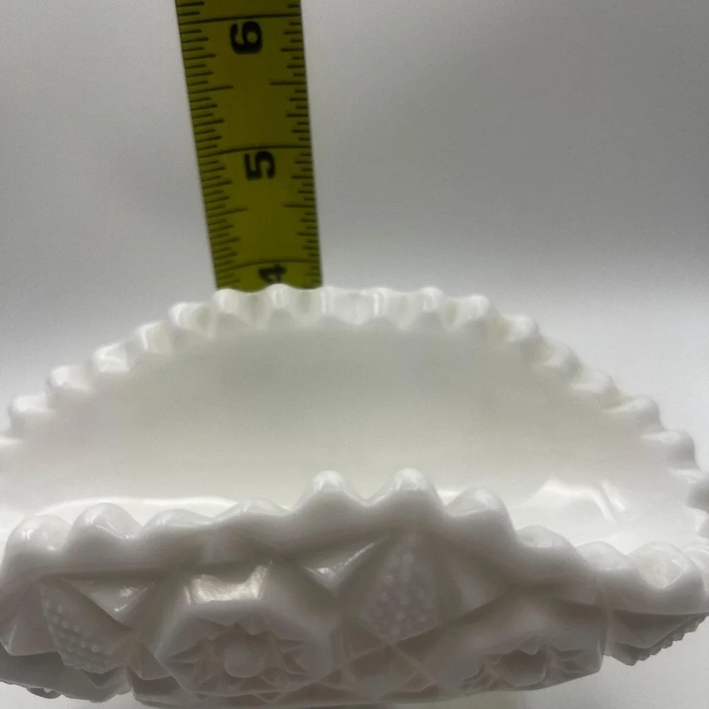 Vintage  Milk Glass‎ Pedestal Candy Dish Compote Bowl Scalloped Edge